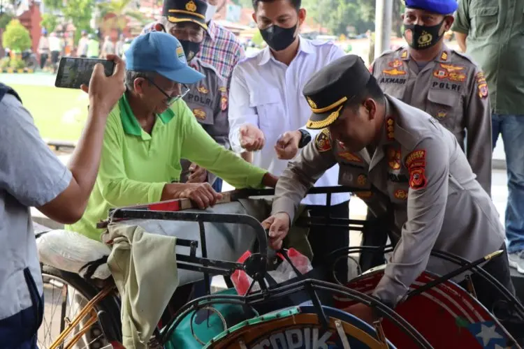 Rebo Wakasan, Polresta Cirebon Bagikan Ribuan Paket Sembako