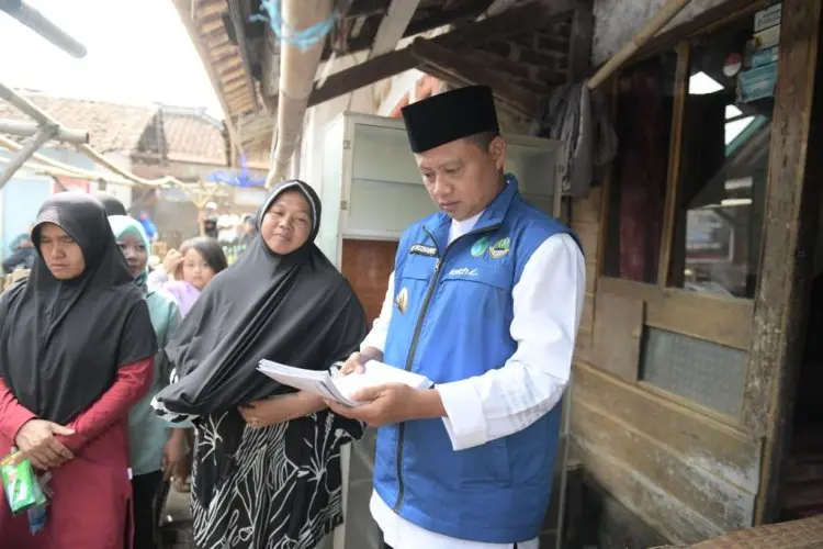 Wagub Jabar Sambangi Undang yang Rumahnya Dirobohkan Rentenir 