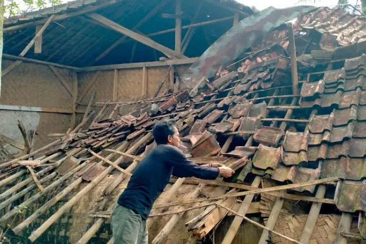 Satu Rumah Roboh Akibat Longsor di Cidadap, Empat Warga Terluka