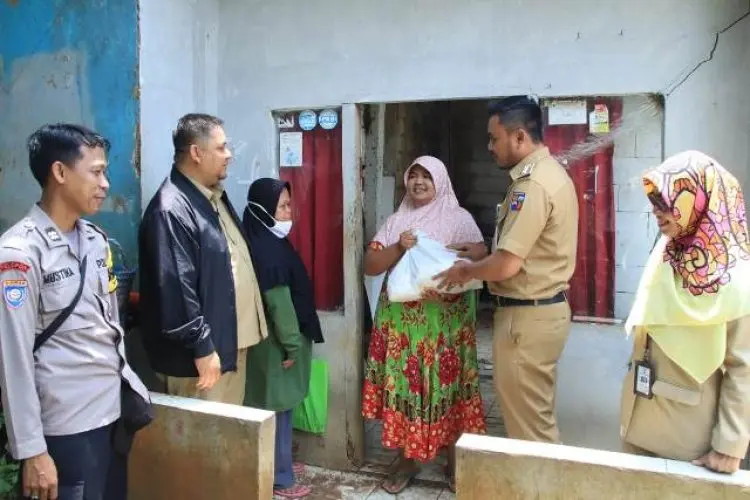 Warga Terdampak Bencana di Kampung Rambai Semringah Mendapat Bantuan dari Camat Bogor Utara