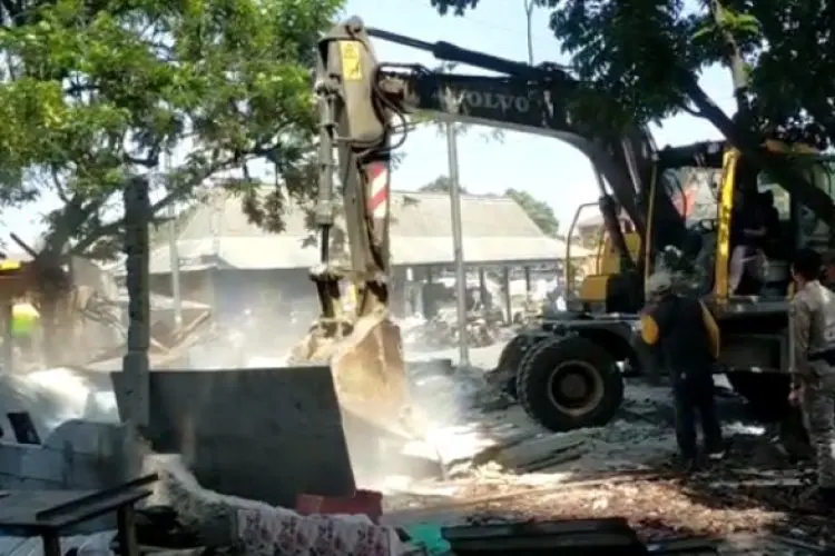 Satu Unit Beko dan Ratusan Personel Satpol PP Bongkar 256 Lapak PKL Bogor Barat