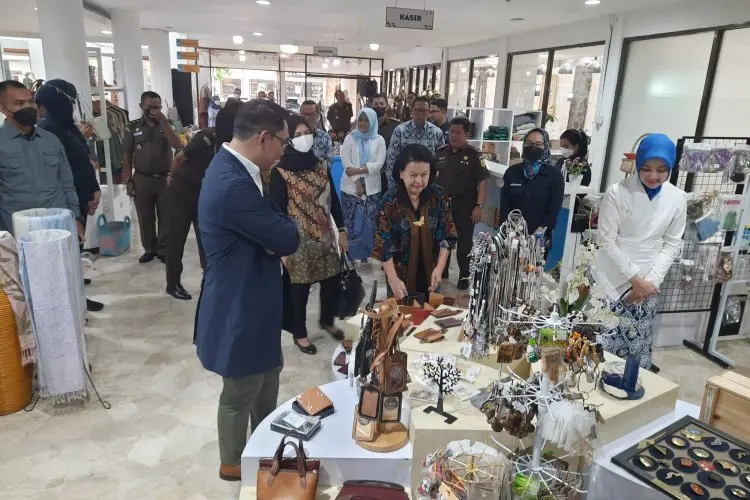 Bangganya Atalia Kenalkan Kerajinan Jawa Barat ke Rombongan Ikatan Adhyaksa Dharmakarini
