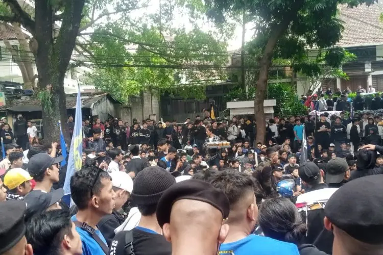 Apes! Copet Ini Diamuk Bobotoh Saat Nyelinap di Tengah Aksi Demo