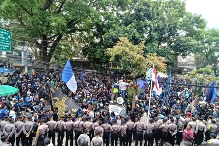 Ribuan Bobotoh Turun ke Jalan, Ini Satu Tuntutan yang Diteriakkan di Graha Persib