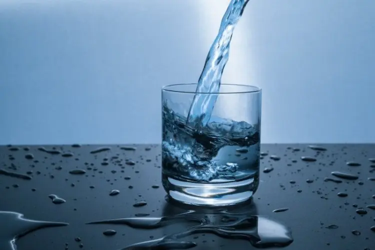 Ini Takaran Meminum Air Putih yang Ideal: Sesuaikan dengan Usia dan Aktivitas Anda