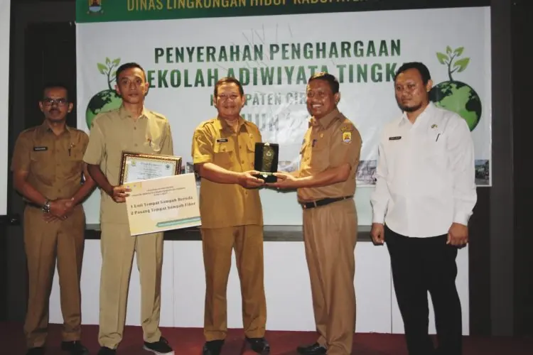 Pemkab Beri Penghargaan kepada Sekolah Adiwiyata Tingkat Kabupaten Cirebon