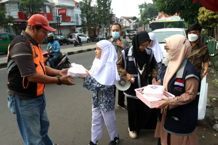 FOTO: Siswa Darul Hikam Berbagi Nasi Bungkus