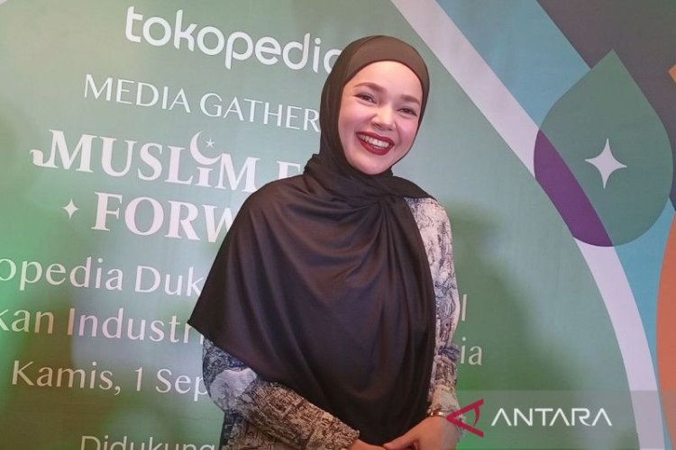 Dewi Sandra Punya Tips Khusus Belanja Produk Pesyen via Daring