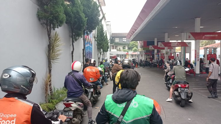 BBM Naik Ojol Bandung Ngantri Di SPBU