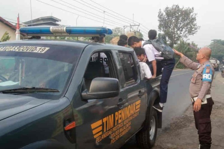 Sopir Mogok Masal di Majelangka, Pelajar dan Pekerja Diangkut Mobil Polisi