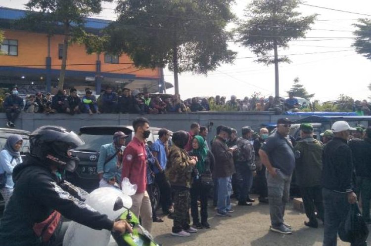 Rekonstruksi Kasus Pembunuhan Purnawirawan TNI di Lembang jadi Tontonan, Warga Ingin Tahu Kejadiannya 