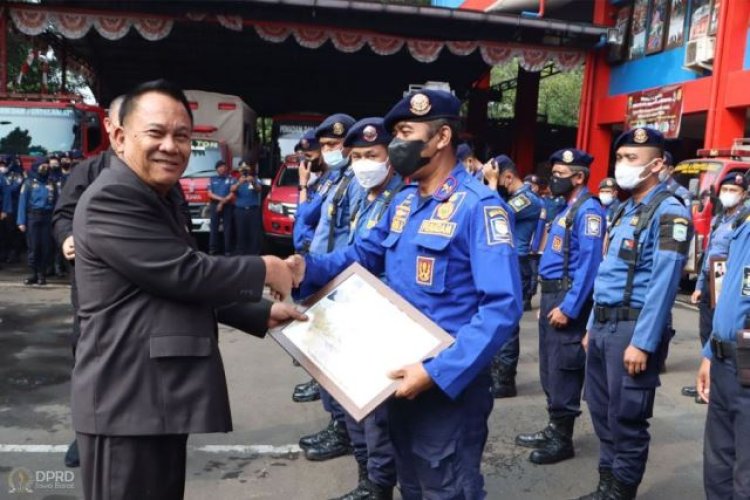 Sigap Padamkan Kebakaran, DPRD Jabar Berikan Apresiasi kepada Diskar PB Kota Bandung