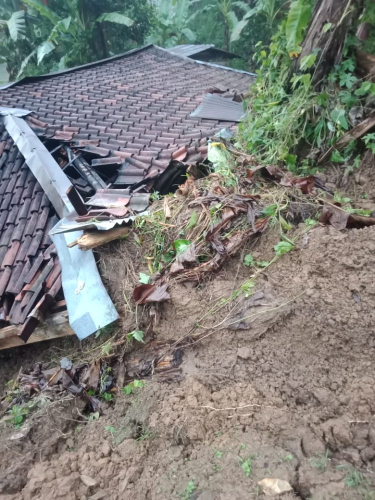 Longsor Kembali Terjadi di Kecamatan Rongga, 10 Rumah Tertimbun dan Lima Lagi Terancam  