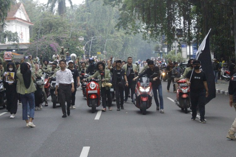 Protes Kenaikan BBM, Mahasiswa Djuanda Dorong Motor Hingga Istana Bogor 