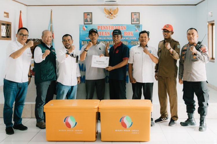 CSR PT MUJ ONWJ Salurkan 50 Unit Cool Box ke KUD Mina Bahari Desa Muara Subang
