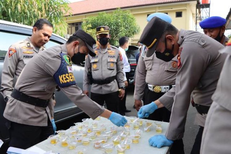 Pejabat Utama Polresta Cirebon Jalani Tes Urine