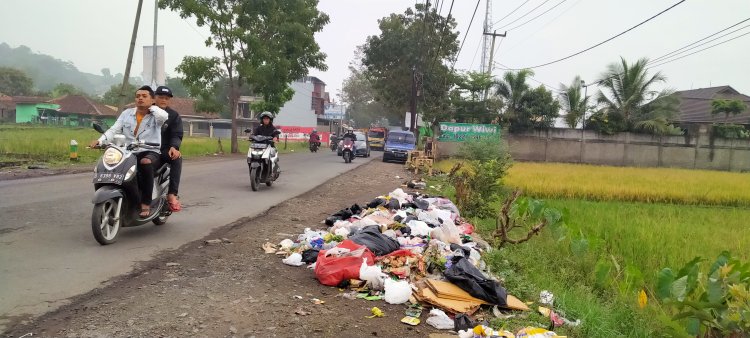 Buruknya Pengelolaan Kebersihan Daerah, Sampah Masih Menumpuk di Pinggir Jalan Raya Laswi Ciparay