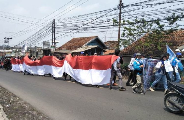 Gelar Long March, Ribuan Buruh KBB Bentangkan Bendera Merah Putih Raksasa di Jalan
