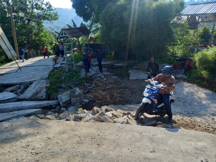 Bencana di Tanah Sengketa, Kampung Curug Desa Bojong Koneng Terisolir