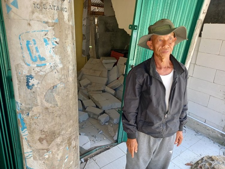 Lagi Kerja Bakti Betulkan Jalan, Kakek Suparman Tak Menyangka Dinding Rumahnya Ambruk