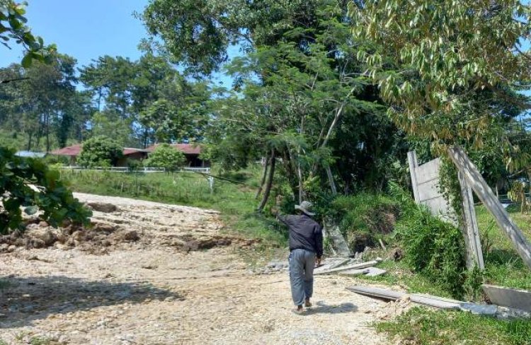 Terdampak Pergeseran Tanah, Rumah Effendi Gazali di Bojong Koneng Bogor Jadi Miring 