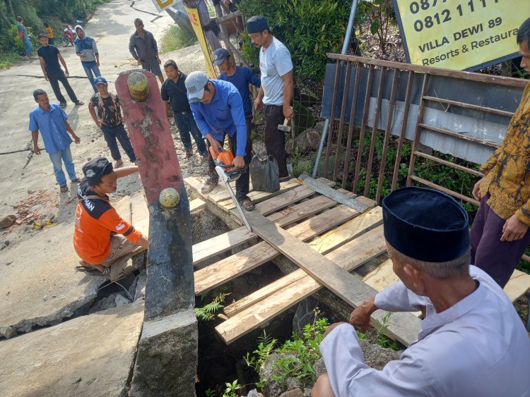 Warga Kampung Curug Bojong Koneng Patungan Bangun Jembatan Darurat dari Kayu