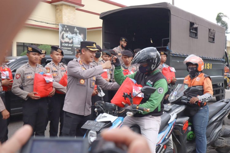 Polisi Bagi-Bagi Sembako Kepada Driver Online Bandung Selatan