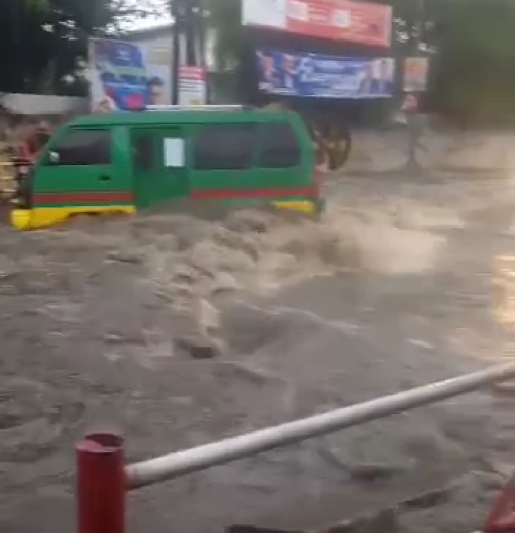 Banjir Kembali Terjang Cimahi, Sebuah Angkot di Jalan Mahar Martanegara Terseret Arus