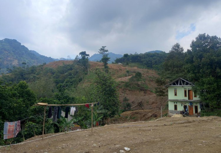 Tinggal di Zona Rawan Pergeseran Tanah, Masyarakat Kampung Curug Bojong Koneng Diminta Adaptasi