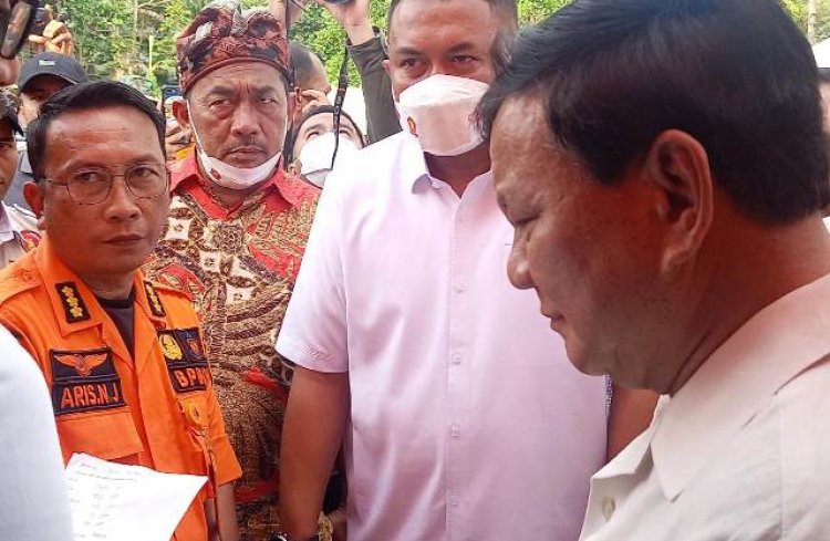 Prabowo Subianto Kunjungi Tetangganya yang Menjadi Korban Bencana Pergeseran Tanah