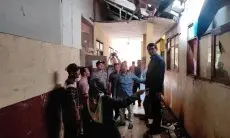 Atap Kelas SDN 1 Bunisari Malangbong Roboh, 3 Murid Dilarikan ke Puskesmas