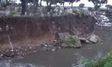 Puluhan Makam di TPU Sirnaraga Tergerus Arus Sungai Cilimus
