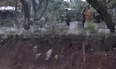 Puluhan Makam di TPU Sirnaraga Tergerus, Kain Kafan 3 Makam Melambai di Tebing Sungai Cilimus