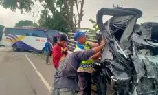 Bus Tubruk Pick Up di Cipatat KBB, 2 Orang Dilarikan ke Rumah Sakit