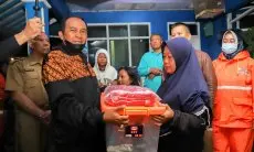 Kunjungi Korban yang Terdampak Banjir, Wali Kota Cimahi Berikan Sejumlah Bantuan
