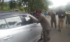 Dirumahkan, Ratusan TKK Satpol PP KBB Bagikan Bunga ke Pengendara
