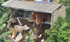 Tergerus Aliran Sungai Ciharashas, Sebuah Rumah di Desa Margajaya KBB Ambruk 