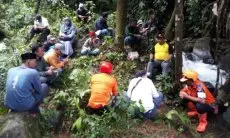 Tabur Bunga dan Doa di Curug Kembar, Semoga Jasad Siswi SMP IT Al-Hikmah Korban Hanyut Segera Ditemukan