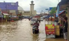 Banjir Dayeuhkolot Masih Menggenangi Pasar dan Jalan Raya