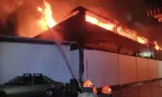 Begini Perjuangan Diskar PB Kota Bandung Berjibaku Meredam Kebakaran Gudang Triplek di Soekarno Hatta