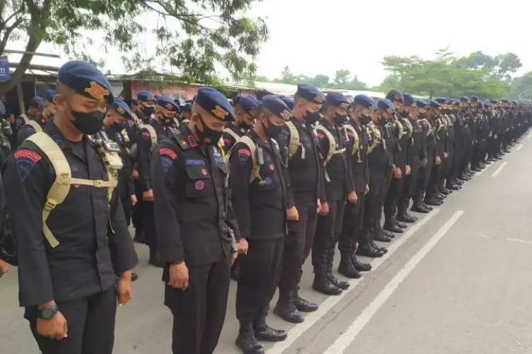 Duka di Kanjuruhan Malang, Ribuan Polisi Mengheningkan Cipta di GBLA