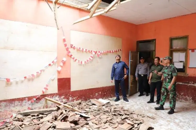 Atap SDN 1 Bunisari di Garut Ambruk Lantaran Struktur yang Dibangun pada 1983 Lapuk 