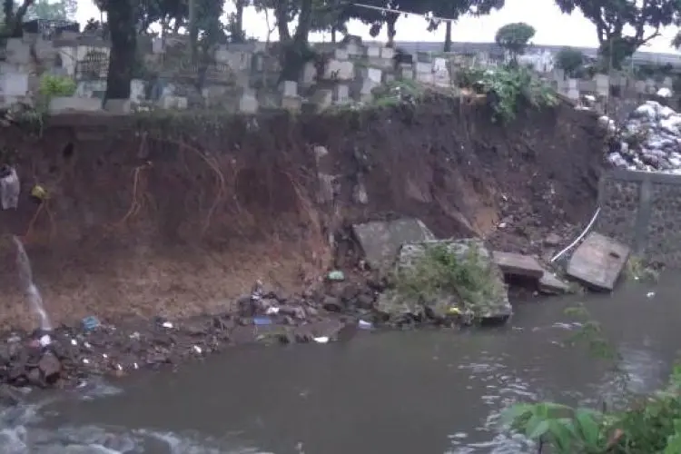 Puluhan Makam di TPU Sirnaraga Tergerus Arus Sungai Cilimus