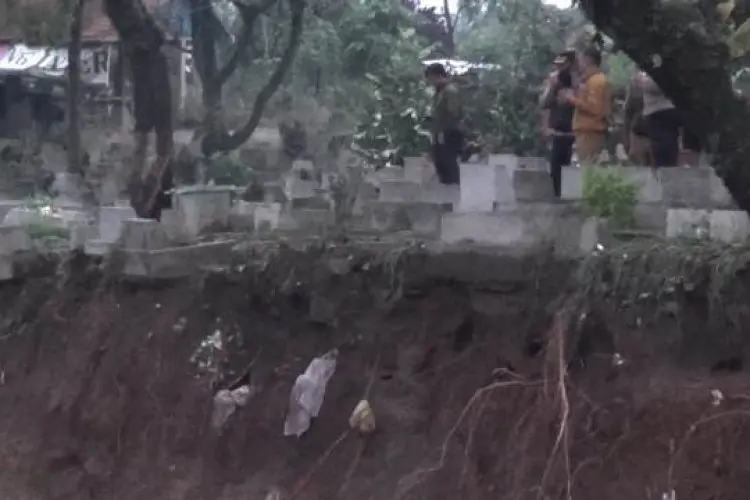 Puluhan Makam di TPU Sirnaraga Tergerus, Kain Kafan 3 Makam Melambai di Tebing Sungai Cilimus