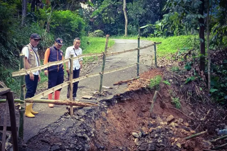 Jalan Penghubung Dua Desa di Sindangkerta KBB Terputus  Akibat Longsor
