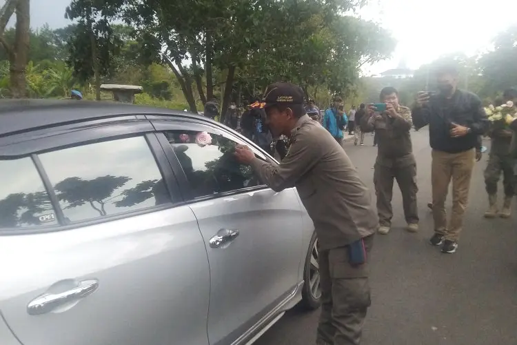 Dirumahkan, Ratusan TKK Satpol PP KBB Bagikan Bunga ke Pengendara