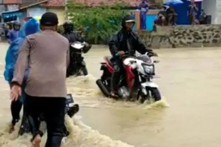 Dua Pompa Air Digunakan BPBD Cianjur Untuk Membuka Jalan Nasional Yang Terendam Banjir