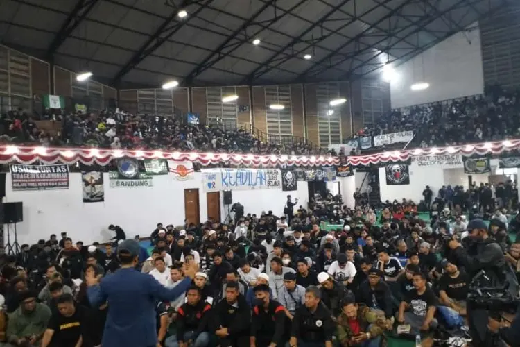 Haru dan Merinding Para Suporter Bersatu di GOR Saparua Bandung