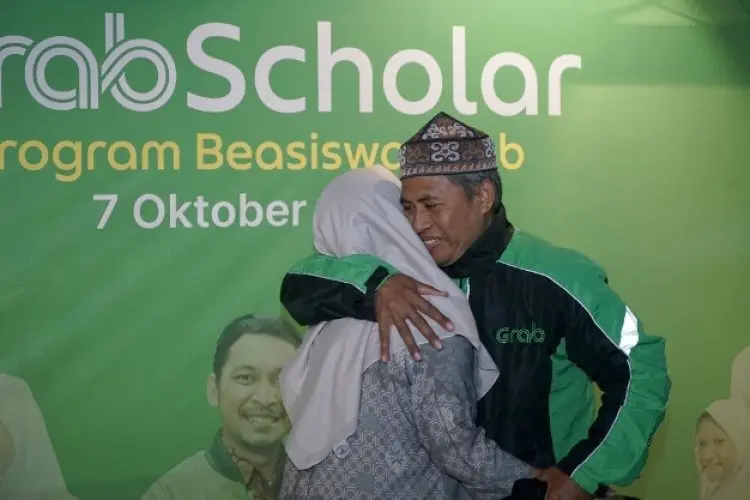Kolaborasi Grab dan BenihBaik Berikan Beasiswa Puluhan Anak Mitra Berprestasi di Bandung