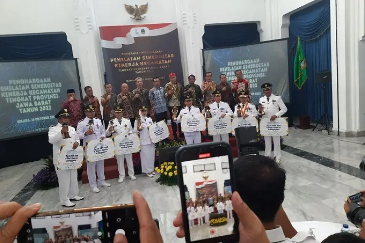 Pemprov Jabar Berangkatkan Delapan Camat Terbaik ke Singapura